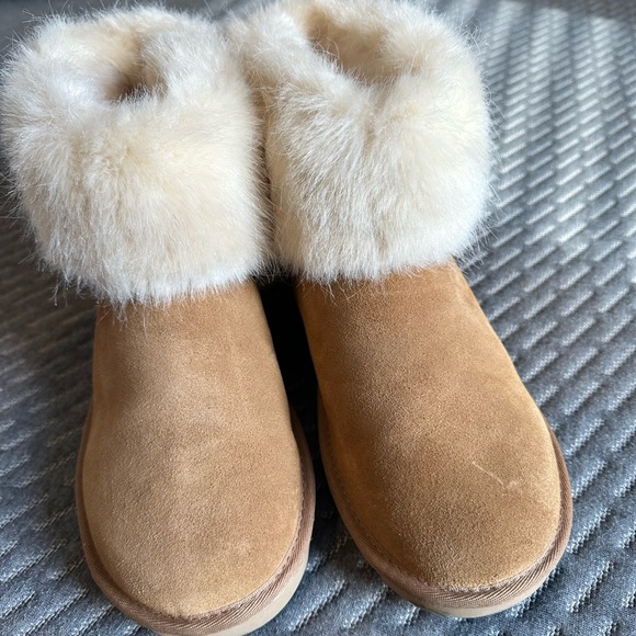 Size 8 women. Mini Ugg. worn twice. Excellent used condition - Picture 1 of 4